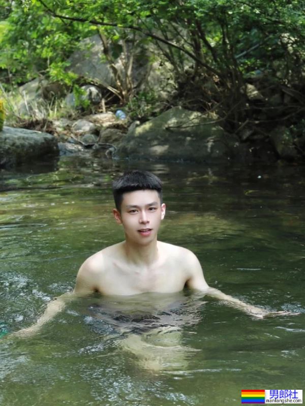 夏日玩水的少年 - 51虹马