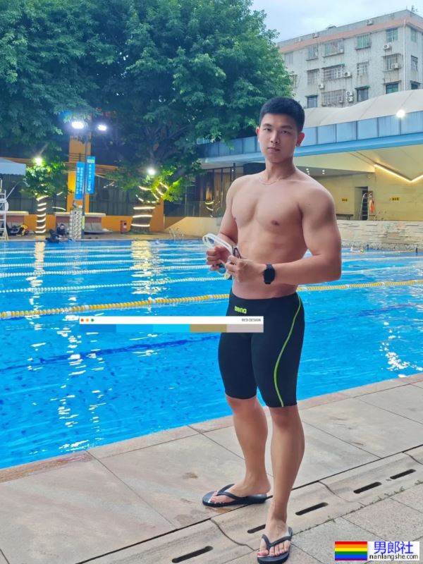 宽肩窄腰，大胸肌，力量感满满 - 51虹马