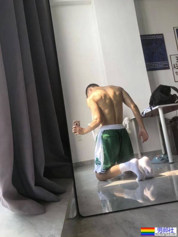 极品男大体育生，很难不爱 - 51虹马