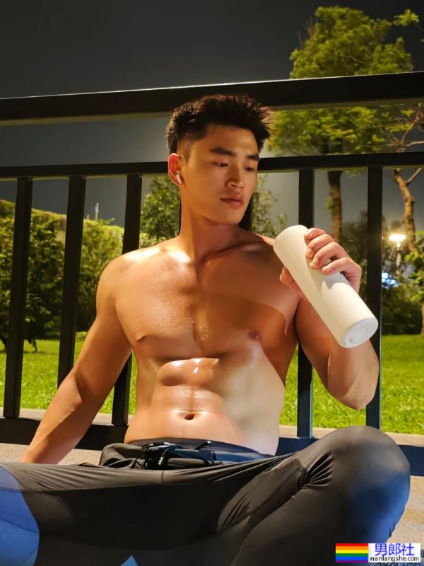 黑皮体育生夜跑，大汗淋漓 - 51虹马