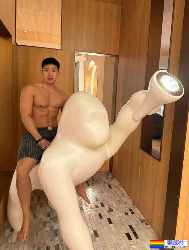 黝黑的肌肤，散发出一种无法抗拒的魅力，让人为之倾倒 - 51虹马