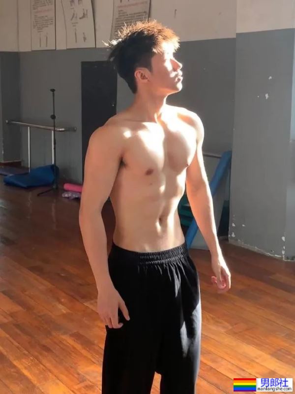 体育生男大，一脱我就可以了 - 51虹马