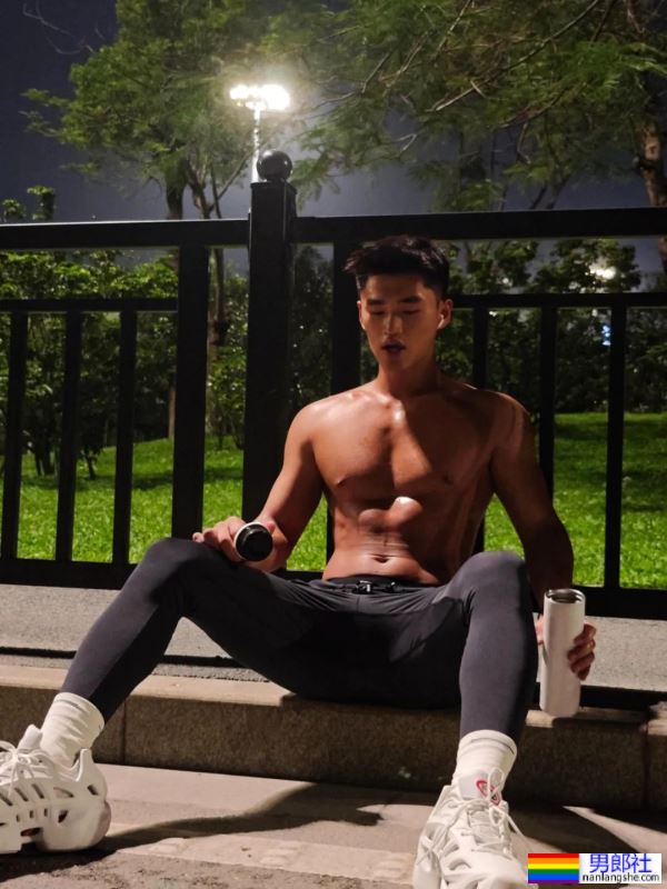 黑皮体育生夜跑，大汗淋漓 - 51虹马