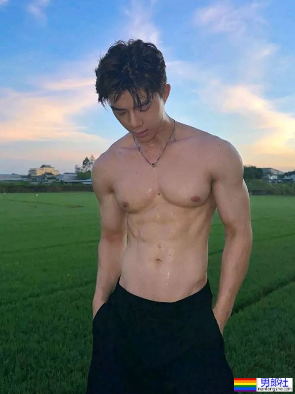 大汗淋漓，好诱惑的野生体育生 - 51虹马