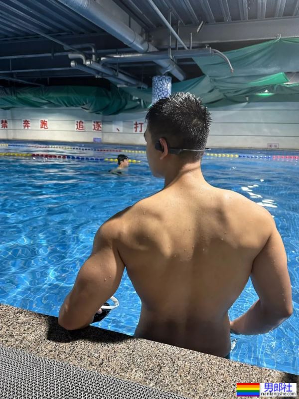 宽肩窄腰，大胸肌，力量感满满 - 51虹马