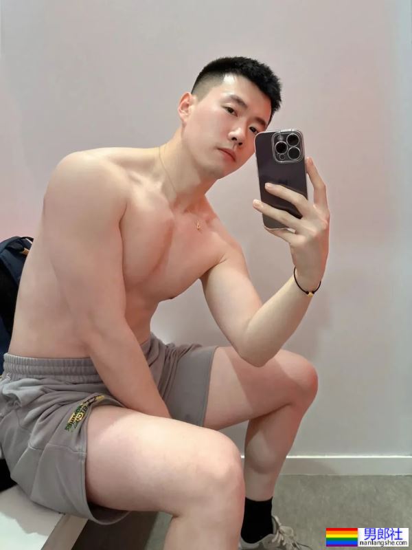 白白嫩嫩的，大长腿帅哥 - 51虹马