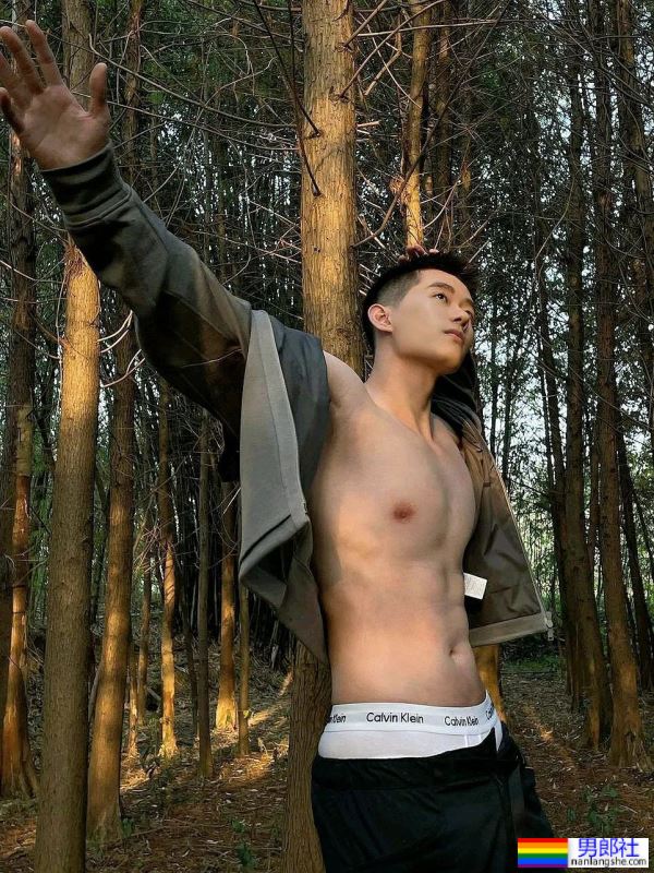 小树林里的腹肌小哥哥，太有诱惑力了 - 51虹马