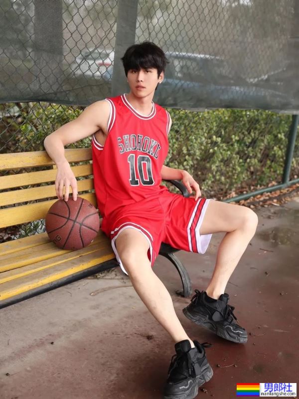 青春无敌，有小腹肌的男大 - 51虹马