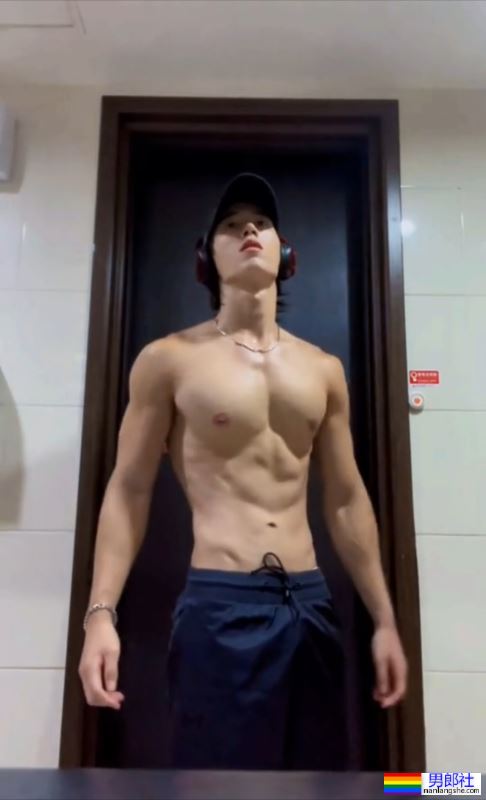 青春无敌，有小腹肌的男大 - 51虹马