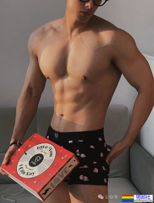 剑眉星目,腹肌诱人!Neal李昂的写真集,每一张都让人想舔屏! - 51虹马 剑眉星目,腹肌诱人!Neal李昂的写真集,每一张都让人想舔屏! - 51虹马