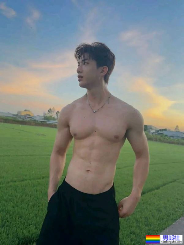 大汗淋漓，好诱惑的野生体育生 - 51虹马