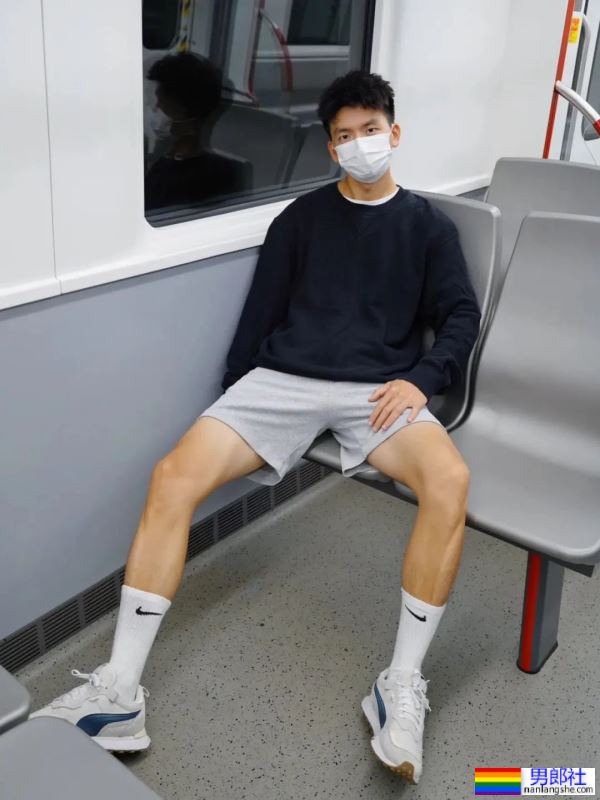 地铁上穿灰裤子的白袜小哥 - 51虹马