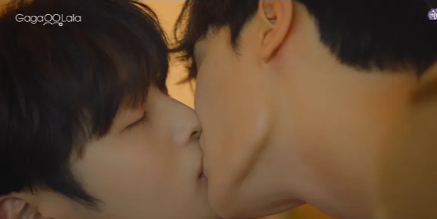 《花开校园》两个男孩相遇后，命运就将两人纠缠在了一起 - 51虹马