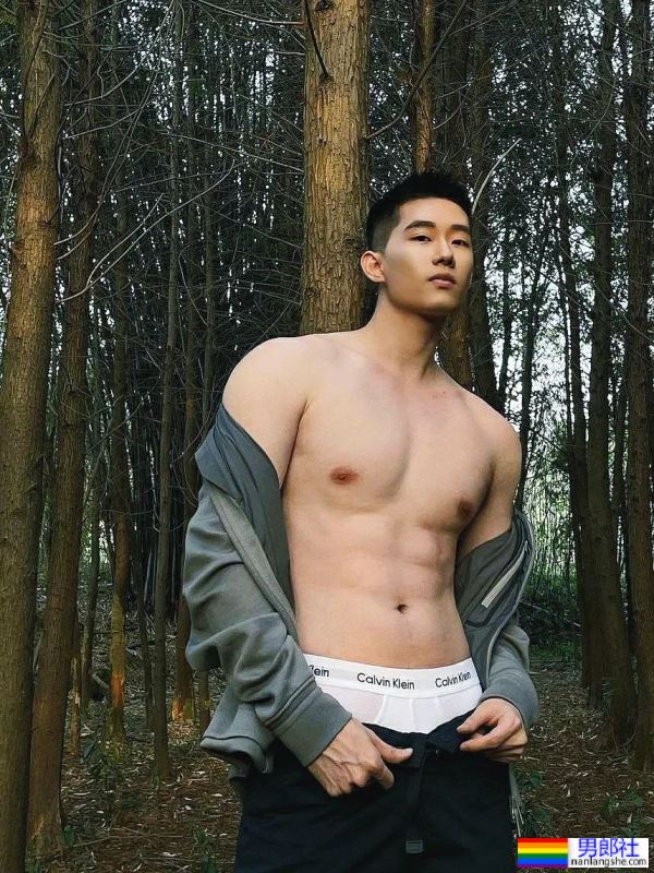 小树林里的腹肌小哥哥，太有诱惑力了-51虹马