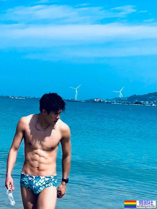 黑皮长腿小哥哥，身材真棒 - 51虹马