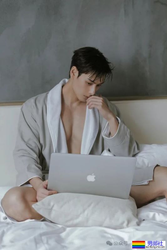 剑眉星目,腹肌诱人!Neal李昂的写真集,每一张都让人想舔屏! - 51虹马 剑眉星目,腹肌诱人!Neal李昂的写真集,每一张都让人想舔屏! - 51虹马