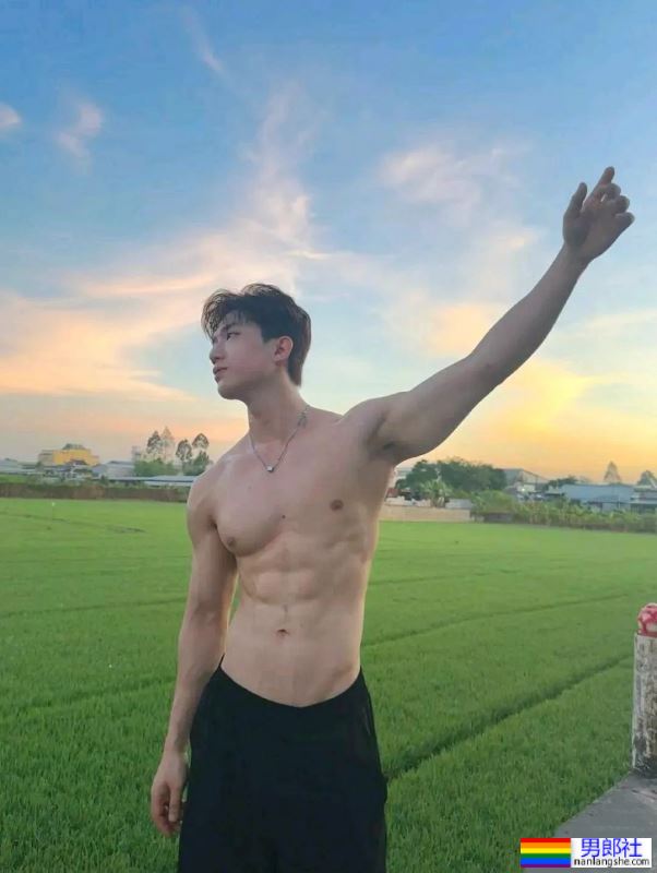 大汗淋漓，好诱惑的野生体育生 - 51虹马