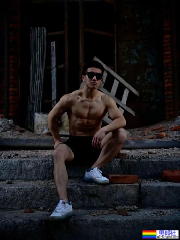 太原理工大学的体育生学长，直男的肌肉身材真棒 - 51虹马