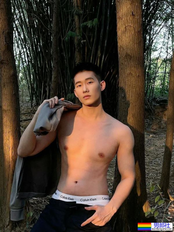 小树林里的腹肌小哥哥，太有诱惑力了 - 51虹马