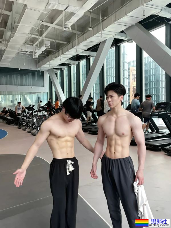 和好兄弟一起健身秀身材，是快乐的 - 51虹马