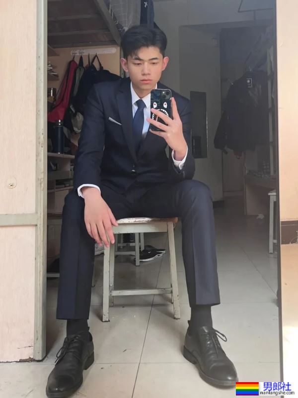 正装体育生男大 185CM - 51虹马