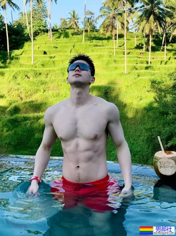 秀色可餐，请节制你那让人欲罢不能的帅气 - 51虹马