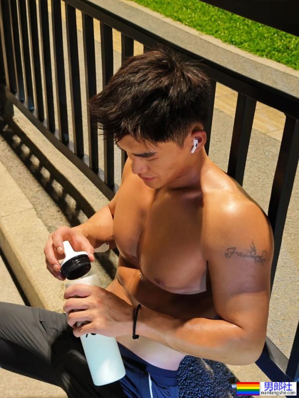 黑皮体育生夜跑，大汗淋漓 - 51虹马