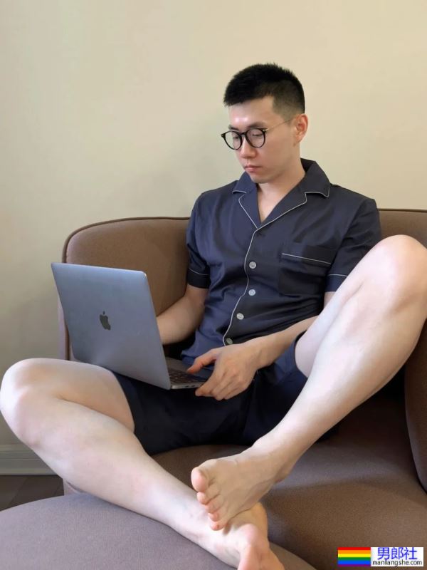 白白嫩嫩的，大长腿帅哥 - 51虹马