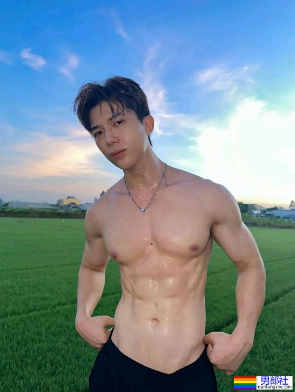 大汗淋漓，好诱惑的野生体育生 - 51虹马