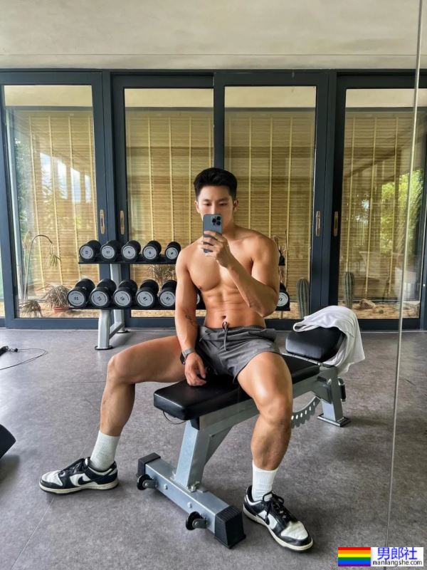 黝黑的肌肤，散发出一种无法抗拒的魅力，让人为之倾倒 - 51虹马