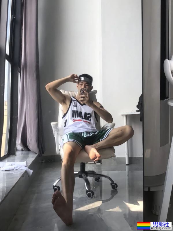 极品男大体育生，很难不爱 - 51虹马