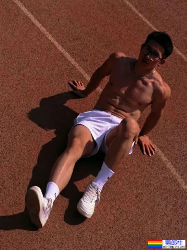 太原理工大学的体育生学长，直男的肌肉身材真棒 - 51虹马