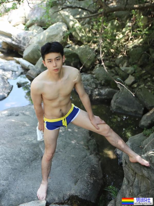 夏日玩水的少年-51虹马