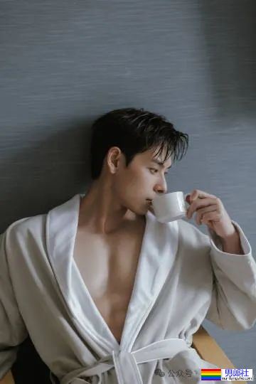 剑眉星目,腹肌诱人!Neal李昂的写真集,每一张都让人想舔屏! - 51虹马 剑眉星目,腹肌诱人!Neal李昂的写真集,每一张都让人想舔屏! - 51虹马