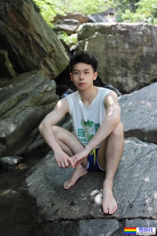 夏日玩水的少年 - 51虹马