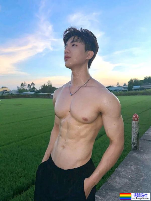 大汗淋漓，好诱惑的野生体育生 - 51虹马