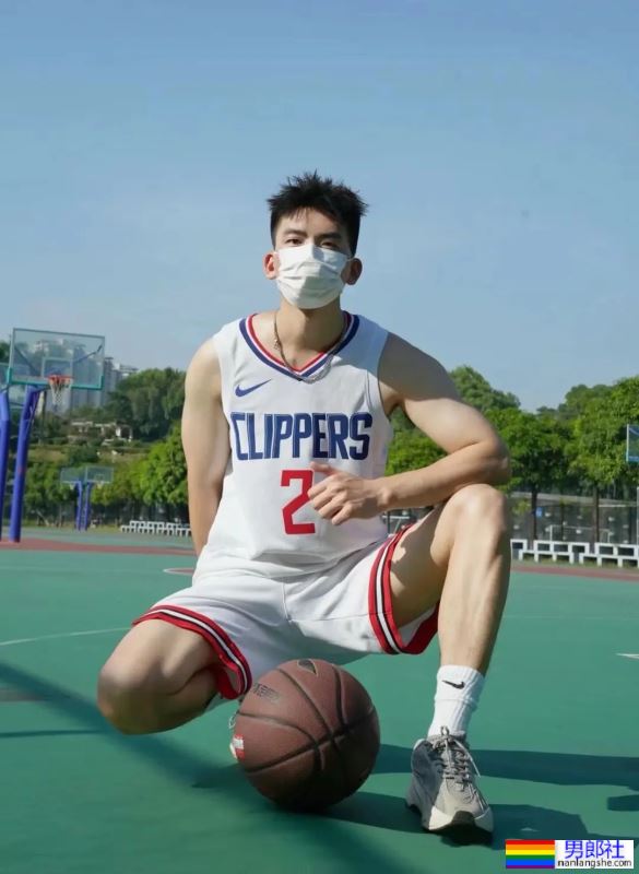 地铁上穿灰裤子的白袜小哥 - 51虹马