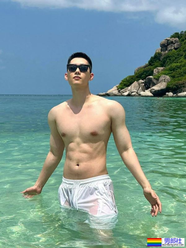 碧海蓝天，阳光帅气小鲜肉，穿着好清爽 - 51虹马