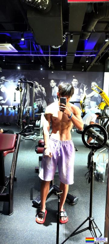 河北体育学院18岁男大，浴室自拍只能打码才能发 - 51虹马