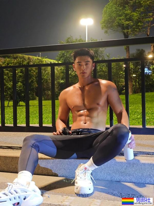 黑皮体育生夜跑，大汗淋漓-51虹马