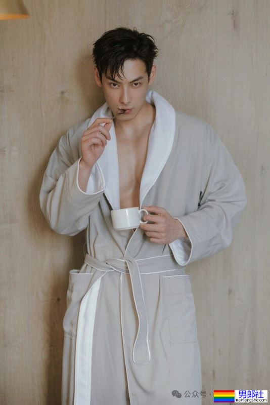 剑眉星目,腹肌诱人!Neal李昂的写真集,每一张都让人想舔屏! - 51虹马 剑眉星目,腹肌诱人!Neal李昂的写真集,每一张都让人想舔屏! - 51虹马