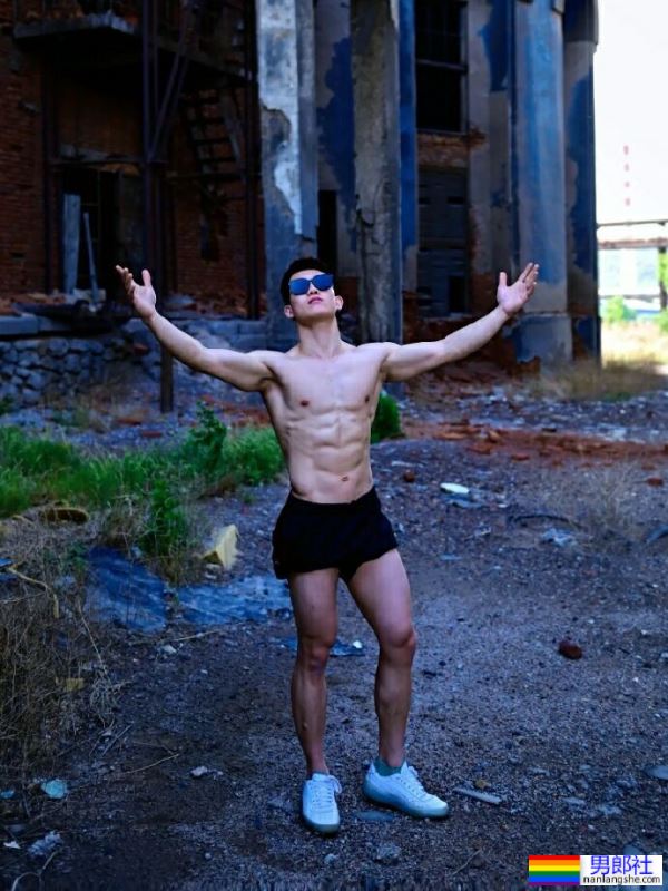 太原理工大学的体育生学长，直男的肌肉身材真棒 - 51虹马