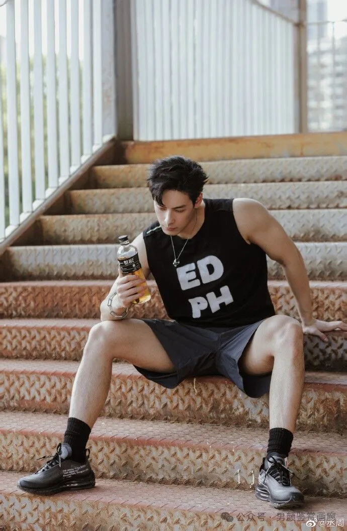 剑眉星目,腹肌诱人!Neal李昂的写真集,每一张都让人想舔屏! - 51虹马 剑眉星目,腹肌诱人!Neal李昂的写真集,每一张都让人想舔屏! - 51虹马