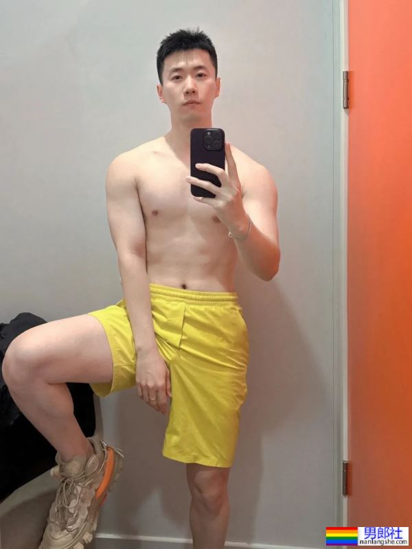 白白嫩嫩的，大长腿帅哥 - 51虹马