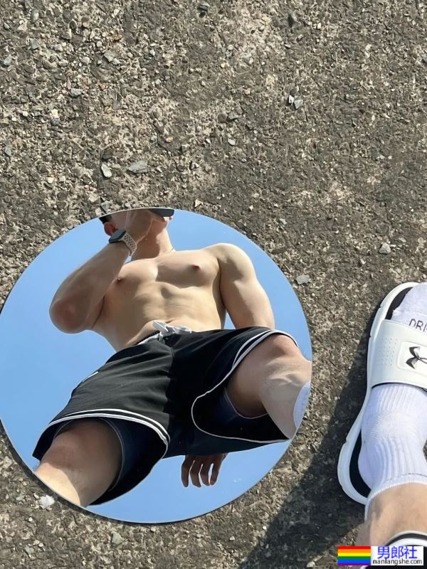 我的天，他不露脸的照片拍的这么涩！ - 51虹马