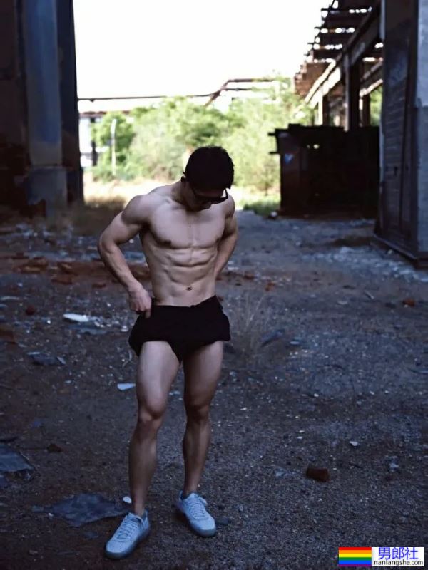 太原理工大学的体育生学长，直男的肌肉身材真棒 - 51虹马