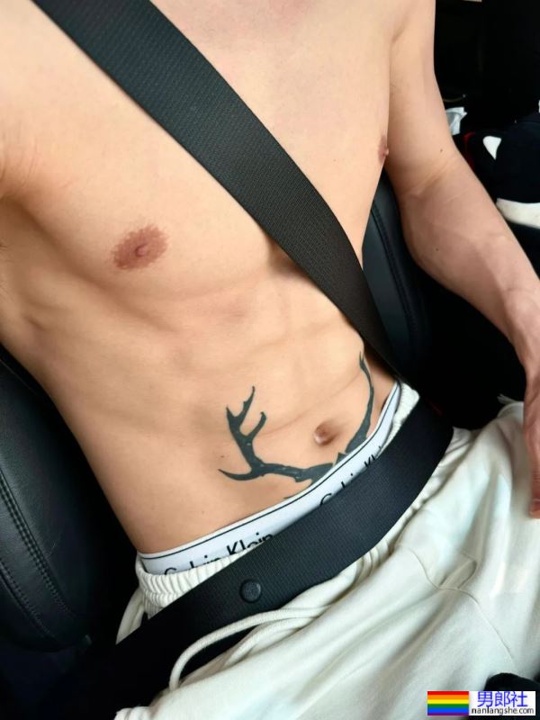 太吸睛，小鹿角腹肌男 - 51虹马