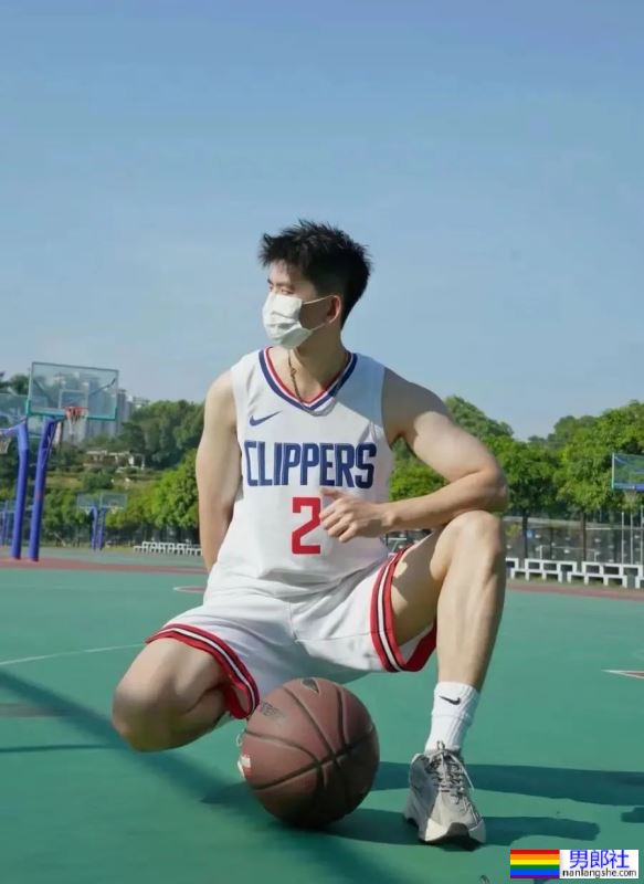 地铁上穿灰裤子的白袜小哥 - 51虹马