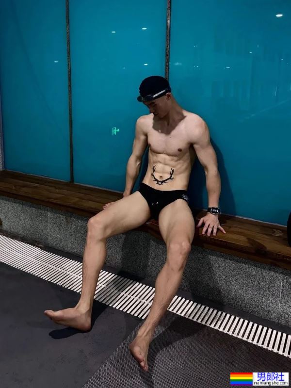 太吸睛，小鹿角腹肌男 - 51虹马