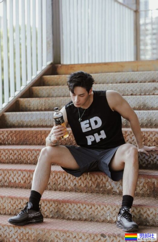 剑眉星目,腹肌诱人!Neal李昂的写真集,每一张都让人想舔屏! - 51虹马 剑眉星目,腹肌诱人!Neal李昂的写真集,每一张都让人想舔屏! - 51虹马